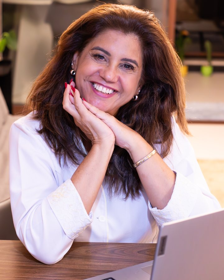 Ana Vasconcelos em ambiente profissional